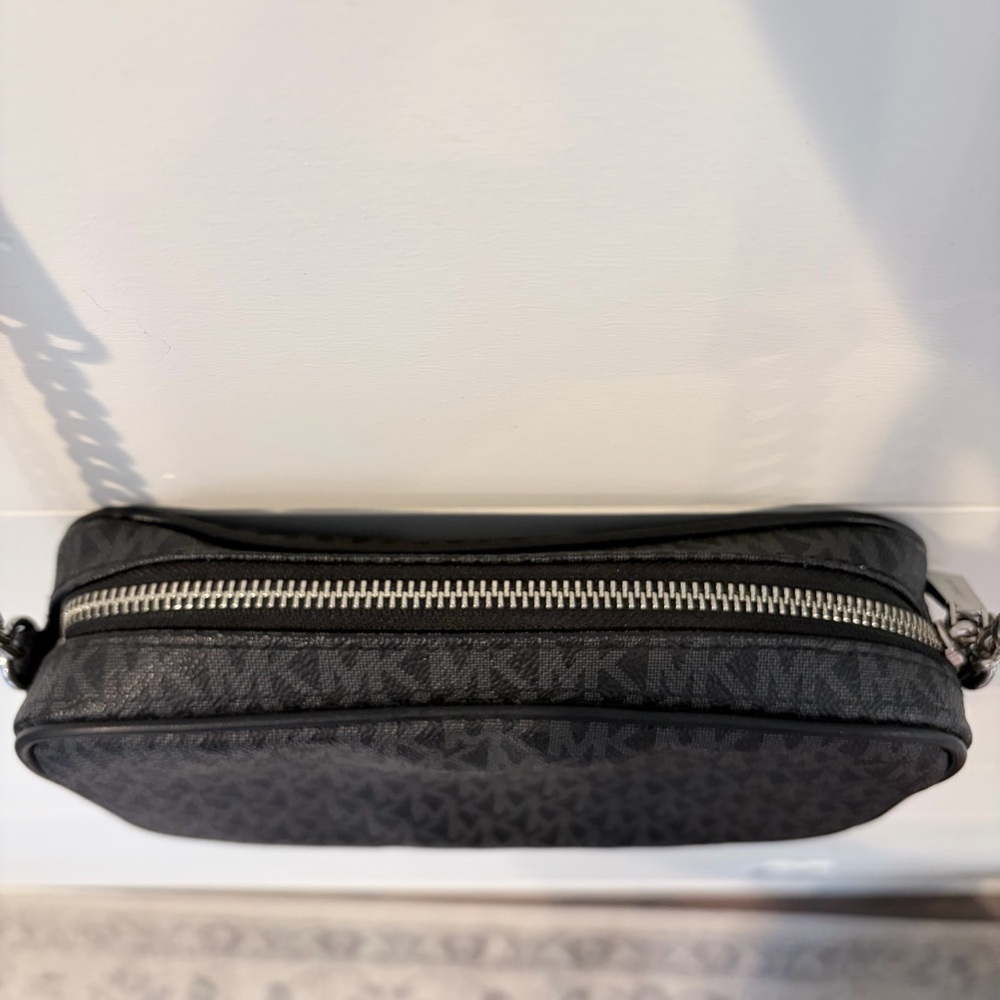 Michael Kors Charcoal Logo Classic Crossbody Bag with Chic Infinity Scarf - Picture 8 of 14